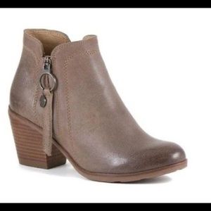 🆕 Bussola Rose Fossil booties ✨